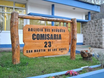 Le robaron el auto, el arma reglamentaria y hasta un perro a un policía neuquino