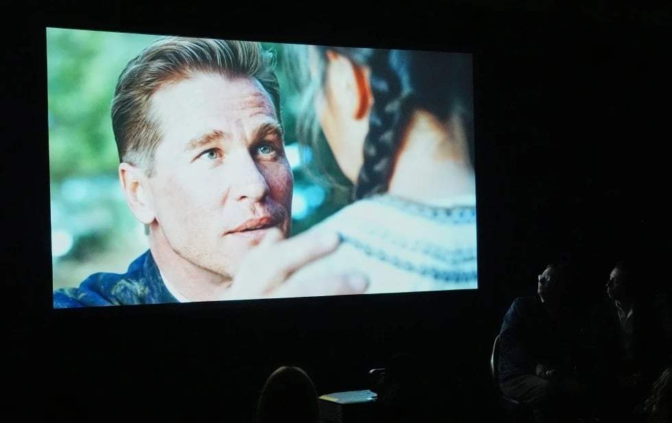 El miércoles 15 de abril de 2026, en el Caesars Palace de Las Vegas, varias personas vieron el tráiler de la próxima película "As Deep as the Grave", protagonizada por una versión de Val Kilmer creada con inteligencia artificial.