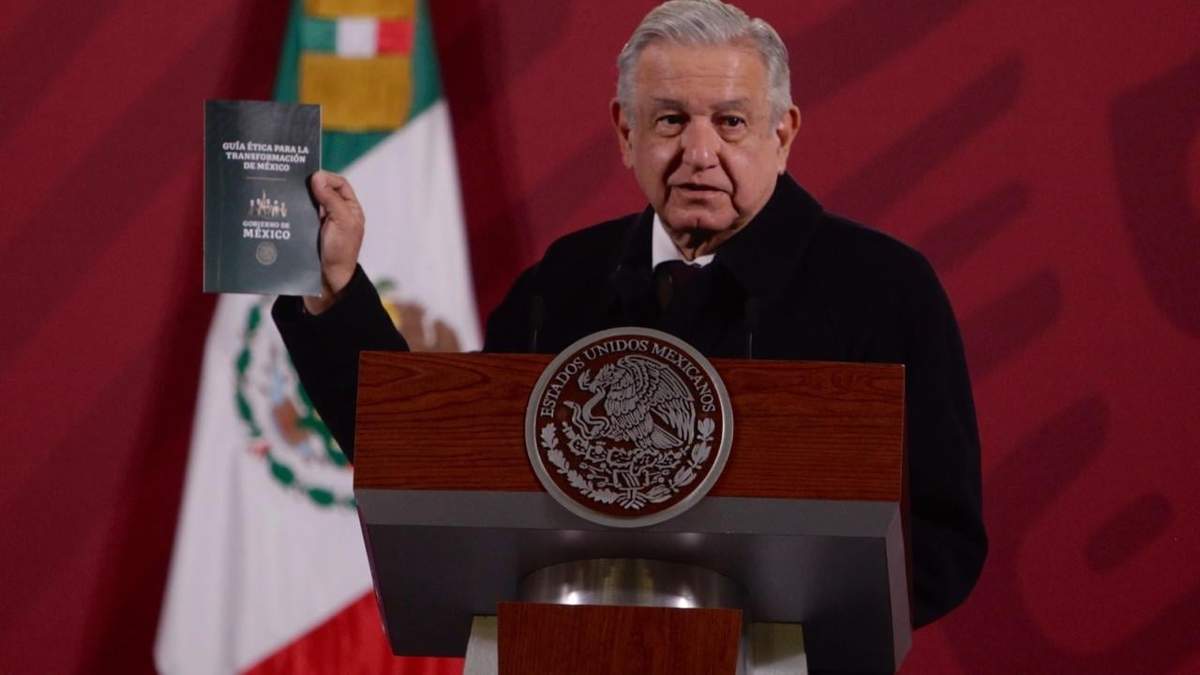 AMLO sostiene la Guía Ética para la Transformación. Foto: Germán Canseco