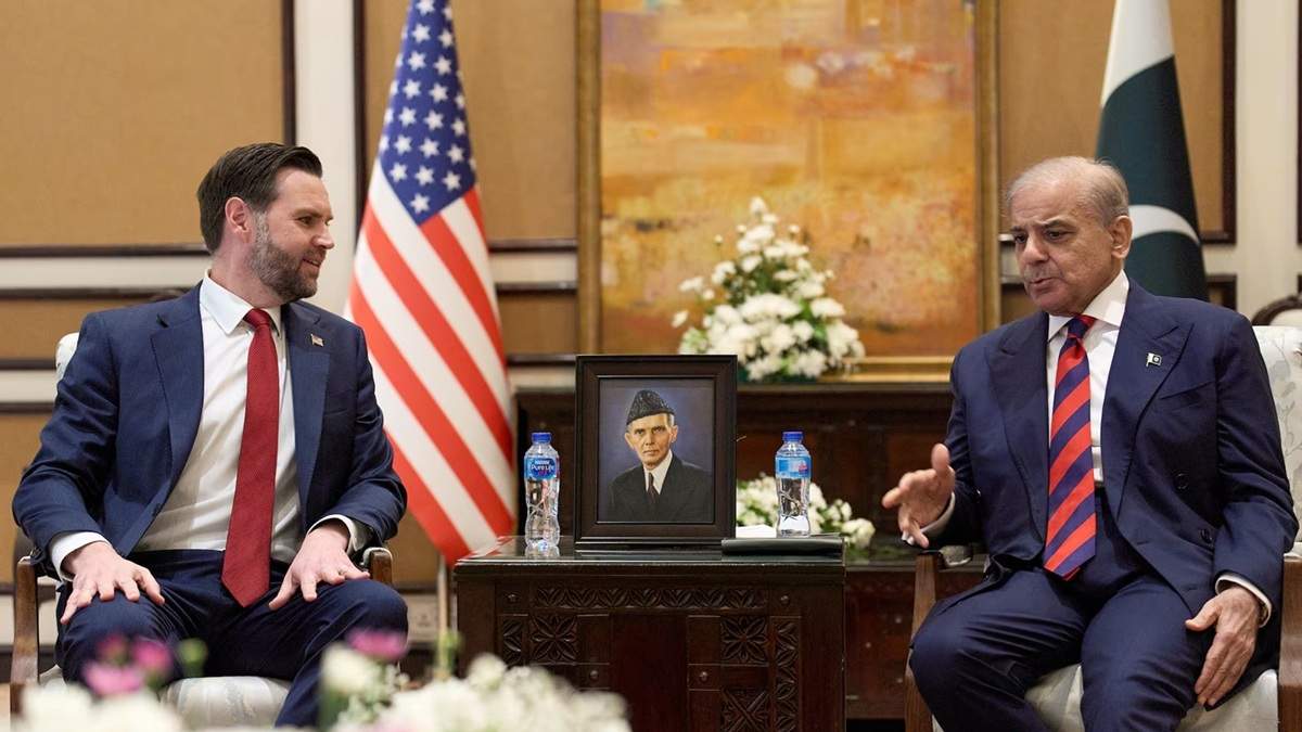 El vicepresidente de Estados Unidos, J.D. Vance, y el presidente de Pakistán, Shehbaz Sharif, este sábado en Islamabad.
