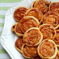 Espirales de hojaldre y canela: una receta exprés y deliciosa para los mates de la mañana