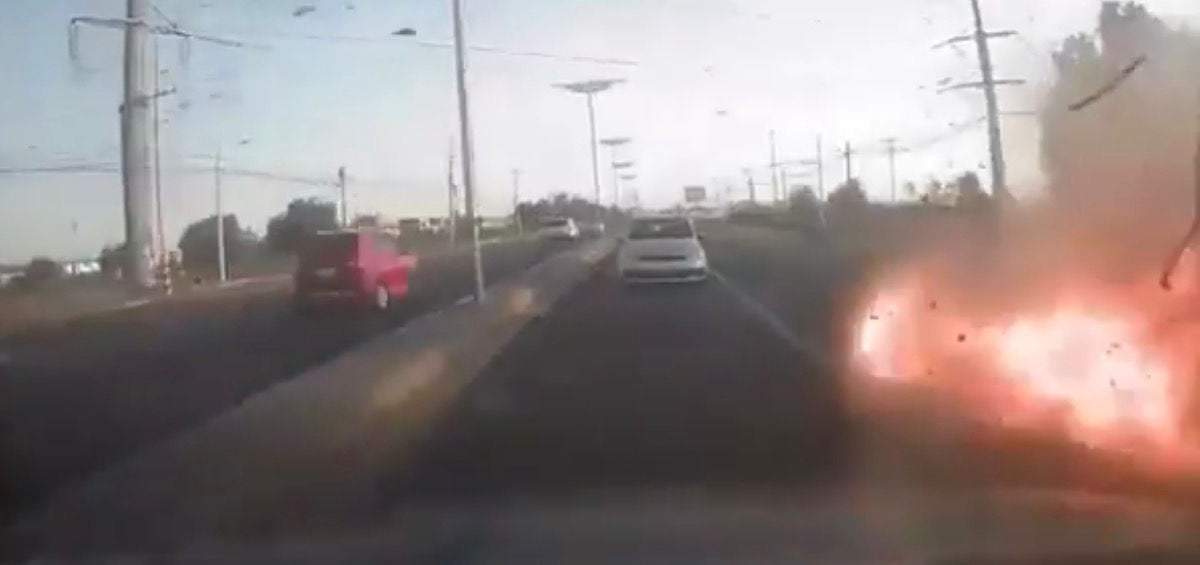 La explosión fue grabada por la cámara de un automóvil cercano