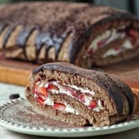 Arrollado de chocolate y frutas sin horno: un postre súper fresco para el verano y muy fácil de hacer