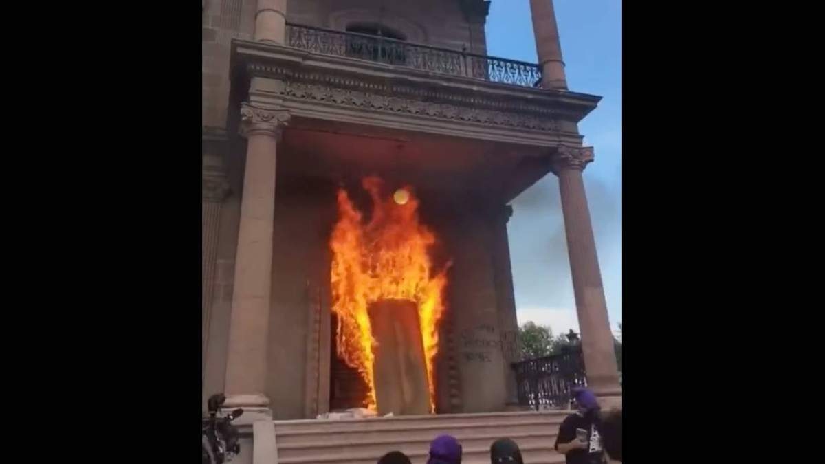 La puerta del palacio de gobierno incendiada