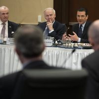 Gobernadores de EU piden al presidente Biden alejarse de la pandemia en materia política