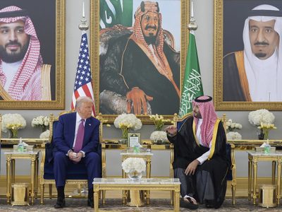 Príncipe heredero saudí recibe a Trump, quien inicia gira de cuatro días por Oriente Medio