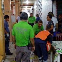 Ejecutan a dos hombres mientras desayunaban en mercado de Apatzingán