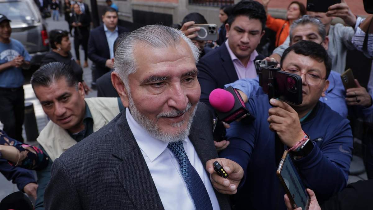 El senador morenista Adán Augusto López en una caminata, este jueves 28 de agosto de 2025