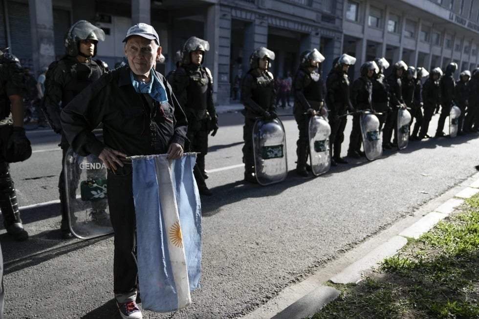 Un jubilado apoya a las fuerzas de seguridad desplegadas durante las protestas contra las medidas económicas de Milei