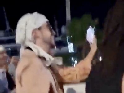 Bad Bunny arrebata el teléfono a una fan y lo arroja al mar; esto dijo para justificarse (Video)