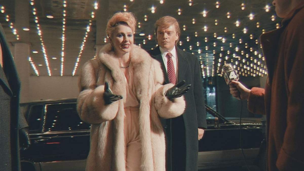 Esta imagen proporcionada por Briarcliff Entertainment muestra a Maria Bakalova, izquierda, y Sebastian Stan en una escena de la película "The Apprentice"