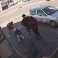 Le tomó una foto y segundos después el sujeto la atacó a golpes en Querétaro (Videos)
