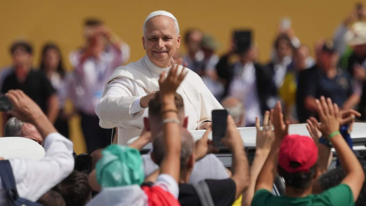 El papa León XIV saluda a los jóvenes que participan en el Jubileo de la Juventud, en el campo de Tor Vergata en Roma, el domingo 3 de agosto de 2025