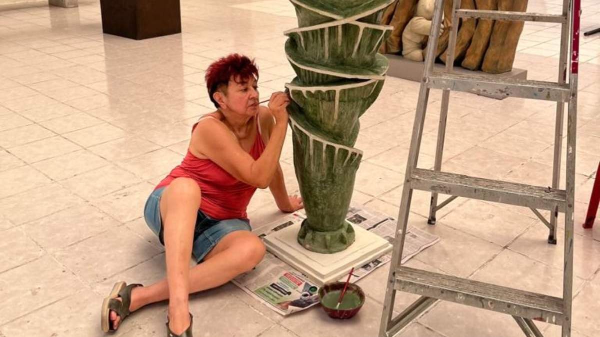Rosario Guillermo restaurando su escultura en Expoforo del MACAY