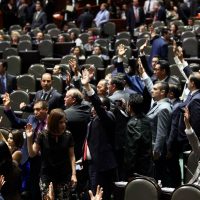 PRI, PVEM y Panal aprueban #LeyChayote; oposición no logra pararla