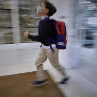 OMS y UNICEF piden a países europeos abrir los colegios y garantizar las medidas contra el covid