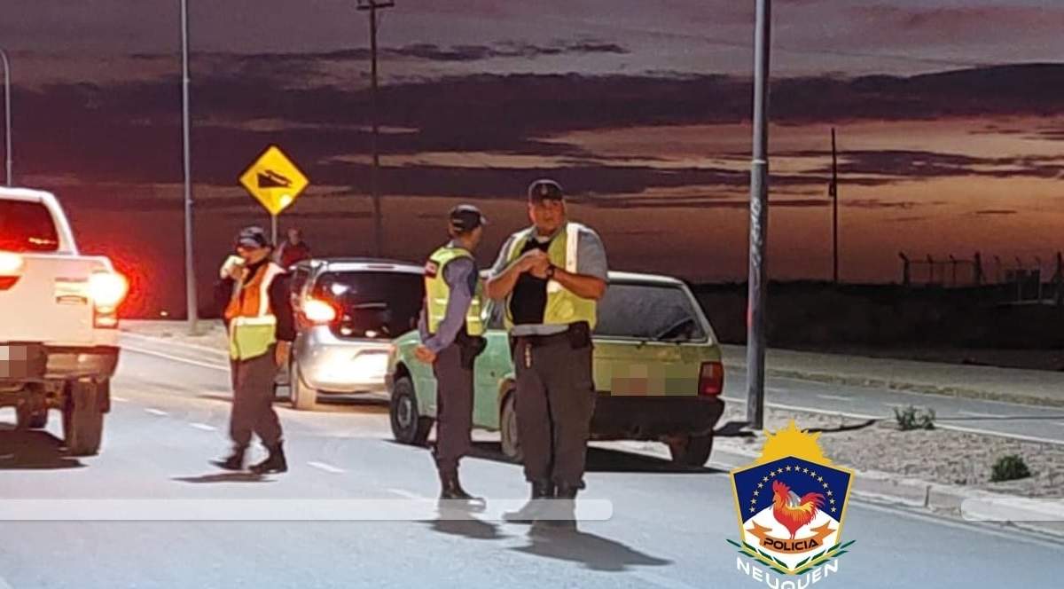 Control vehicular en calle Soldi y Los Paraísos. Fuente: (Policía de Neuquén)