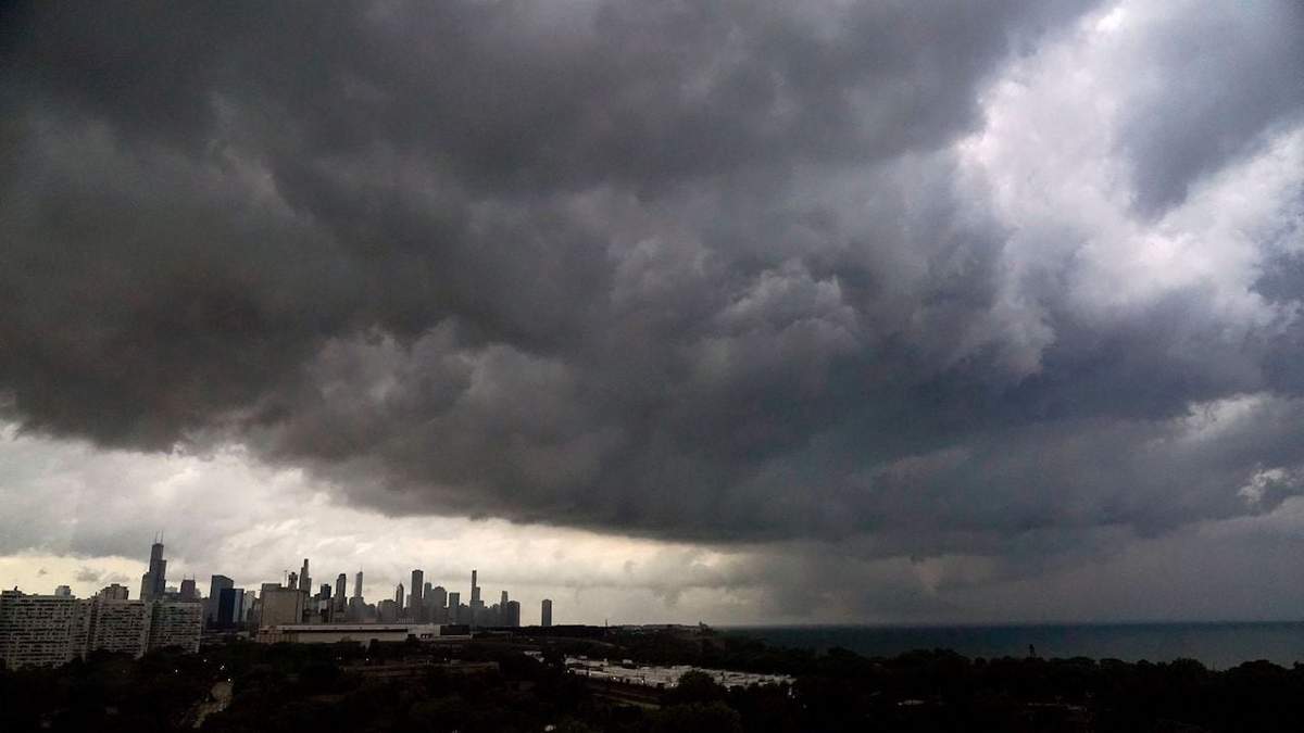 Nubes de tormenta se desplazan sobre el centro de Chicago y el vecindario Bronzeville, dirigiéndose al este sobre el Lago Michigan