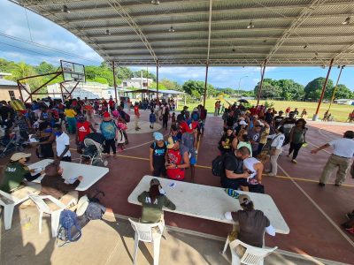 Caravana migrante detiene su trayecto y pacta mesas con el INM