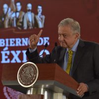 El presidente pide a bancos competir y bajar comisiones; habrá reconocimiento