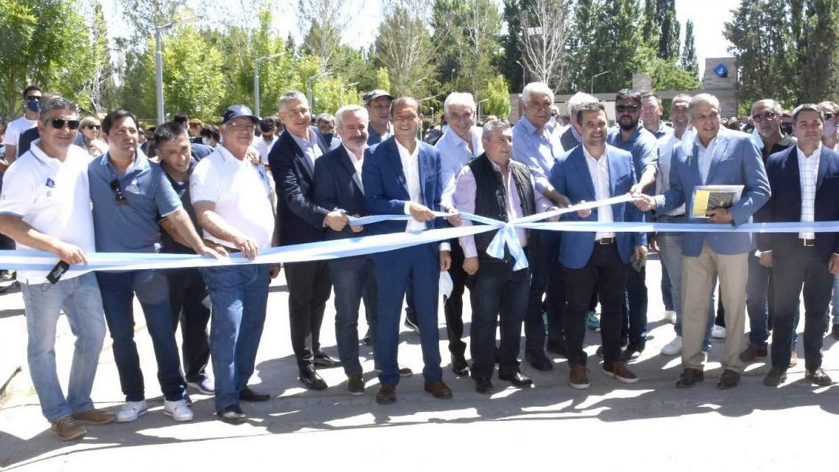 Omar Gutiérrez y demás autoridades durante el acto de inauguración. Fuente: (Twitter)