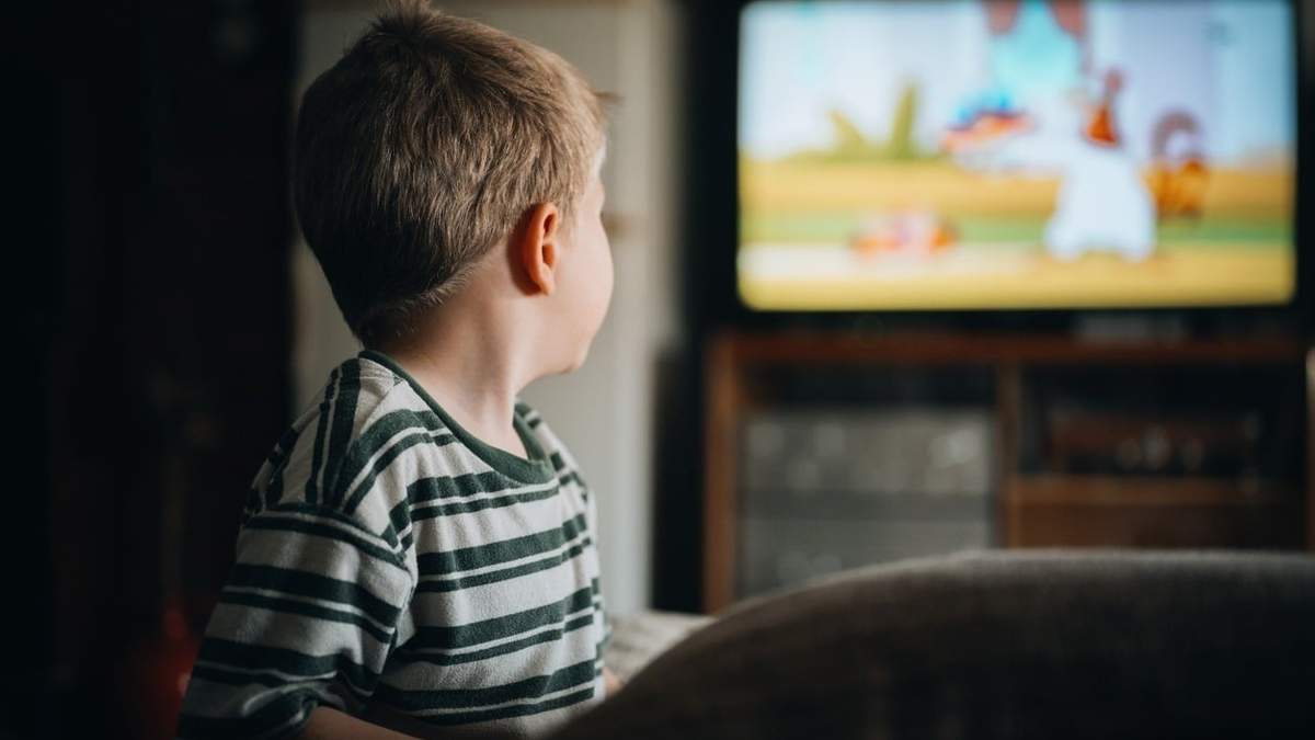 Niño viendo una pantalla
