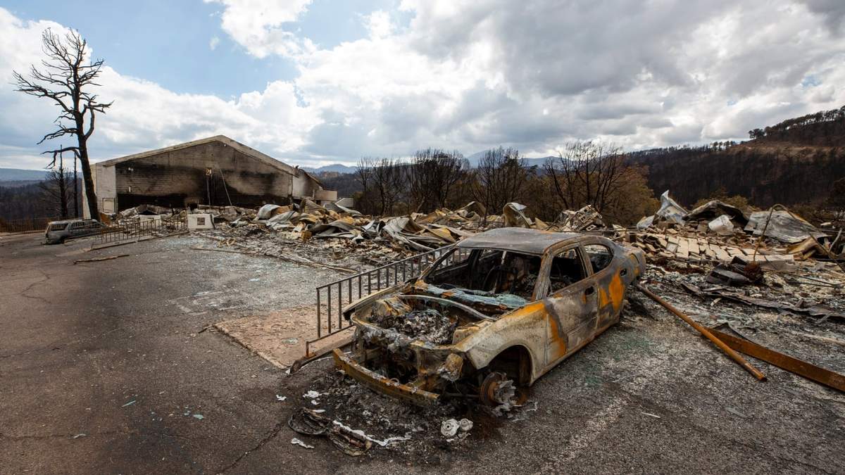 FBI busca sospechosos por incendios forestales de Nuevo México en los que murieron dos personas