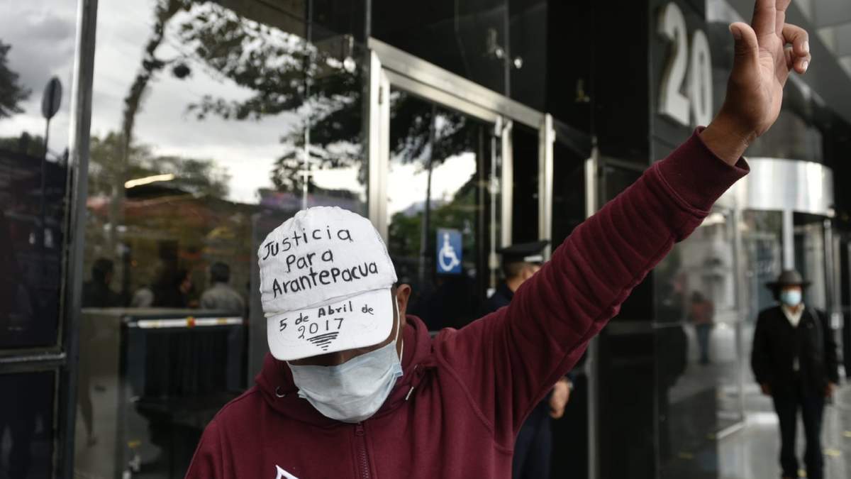 Protesta afuera de la FGR