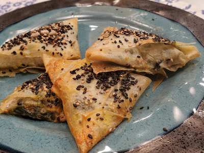 Triangulitos de carne con tapas de empanada: el acompañamiento perfecto para una picada con amigos