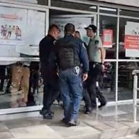 Empleado que daba servicio a elevador en edificio del Metro cae de seis metros de altura
