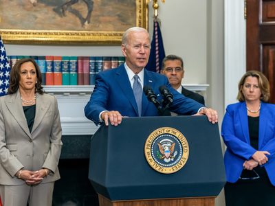 Biden firma una orden ejecutiva para reforzar el acceso al aborto en EU