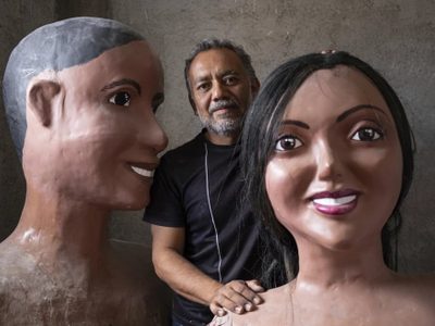 No son muñecas, sino cultura viva: un artesano lleva la historia oaxaqueña a las calles de México