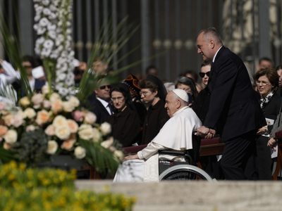 El Papa pide por refugiados, ucranianos y rusos en mensaje de Pascua