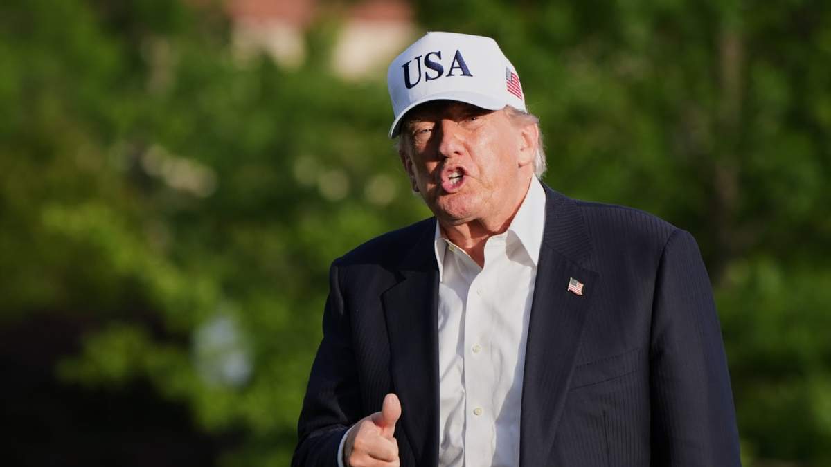 El presidente Donald Trump saluda a los periodistas mientras camina por el jardín sur de la Casa Blanca