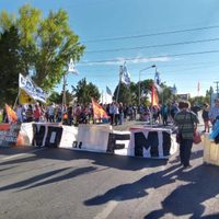 Organizaciones sociales cortaron el puente carretero en sentido a Cipolletti
