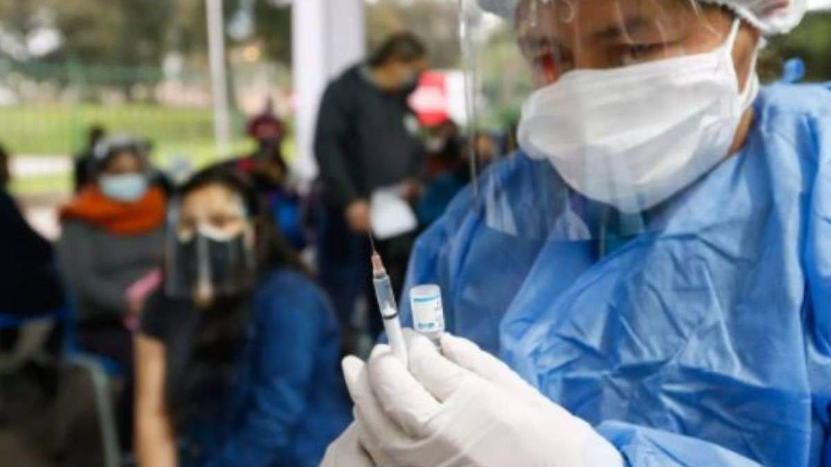 Un trabajador sanitario prepara una vacuna contra el coronavirus en Perú