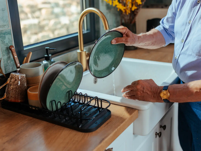 El truco de la abuela para limpiar el escurridor de platos y dejarlo como recién comprado