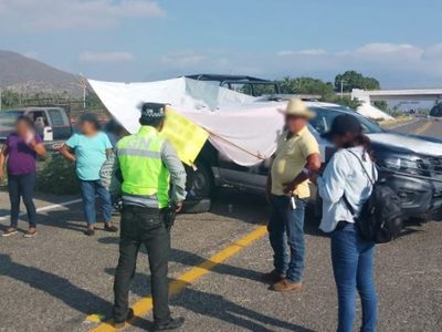 Expulsan a marinos y queman campamento en protesta por Polo de Desarrollo en Oaxaca