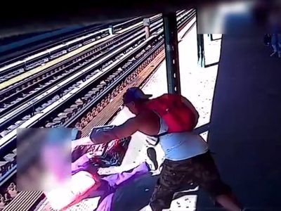 Un hombre arroja a una mujer a las vías del Metro de Nueva York (Video)
