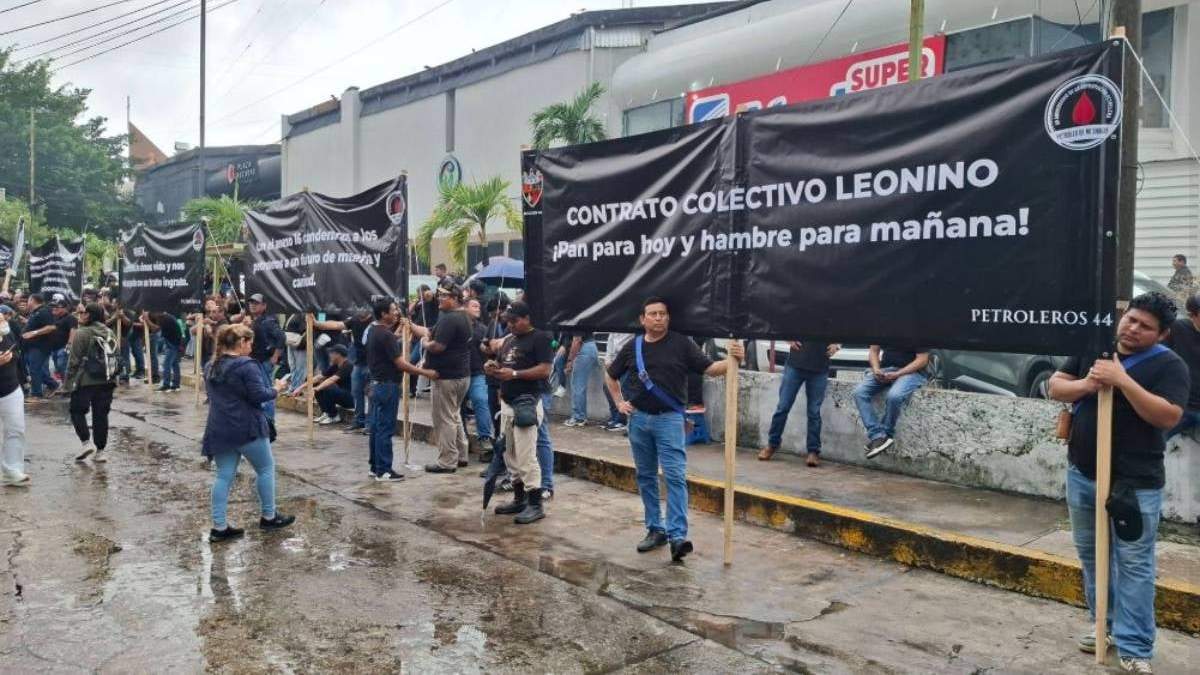 Sección 44 del STPRM marchó en contra de un contrato colectivo presuntamente "leonino"