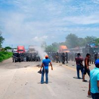 Desalojan bloqueos de maestros en Oaxaca; hay 3 lesionados y un militar retenido