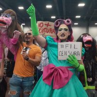 Irrumpen drag queens en la FIL de Monterrey (Video)
