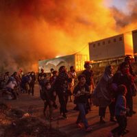 Grecia: un horrible incendio calcina un campamento de refugiados en la isla de Samos