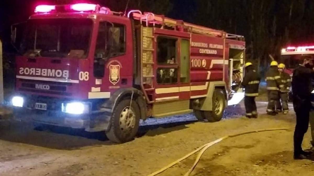 Cuerpo de Bomberos Voluntarios de Centenario en acción. Fuente: (Twitter)