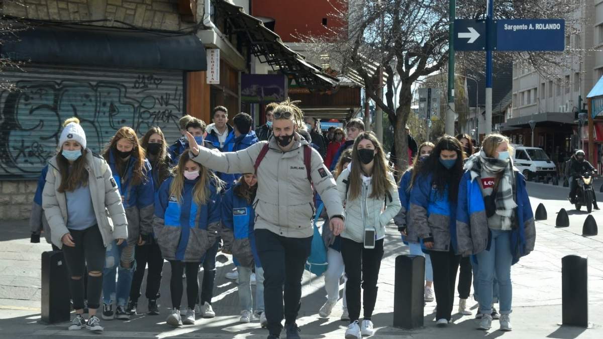 Egresados en las calles de Bariloche. Fuente: (Twitter)
