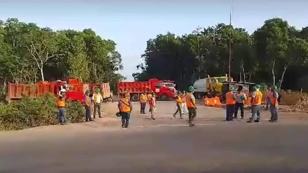 Mejor trato del personal encargado de la Sedena y mejores condiciones de trabajo demandaron los inconformes que bloquearon el acceso a la obra del Tren Maya.