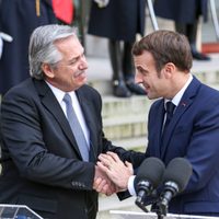 Alberto Fernández dialogará hoy con Emanuel Macron sobre la deuda externa