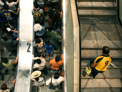¿Subir escaleras ayuda a vivir más tiempo? Esto dice la ciencia