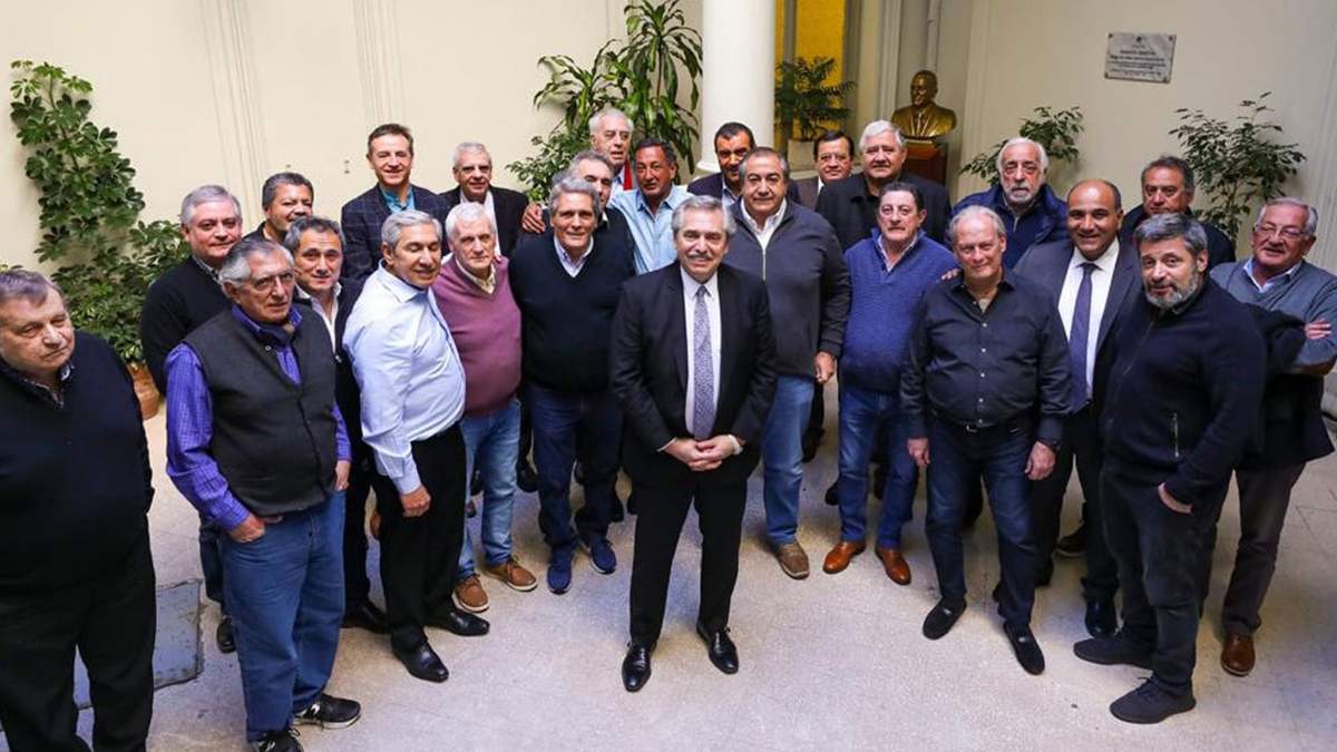 Fernández junto a sindicalistas (foto: Twitter).
