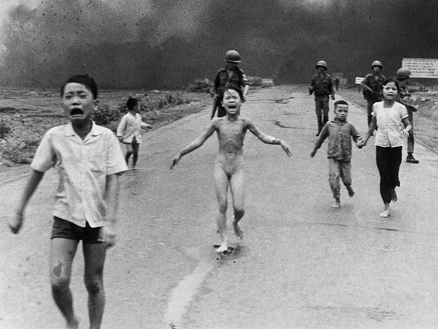 Niños aterrorizados, entre ellos Kim Phuc, de 9 años (centro), cerca de Trang Bang, Vietnam, después de que un avión survietnamita, el 8 de junio de 1972, lanzara accidentalmente napalm en llamas sobre sus propias tropas y civiles